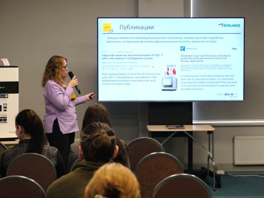 Секцию «Белки и Клетки» открыла Елена Воронцова, специалист направления клеточная биология, с докладом о стратегиях наработки клеток при CAR-T 