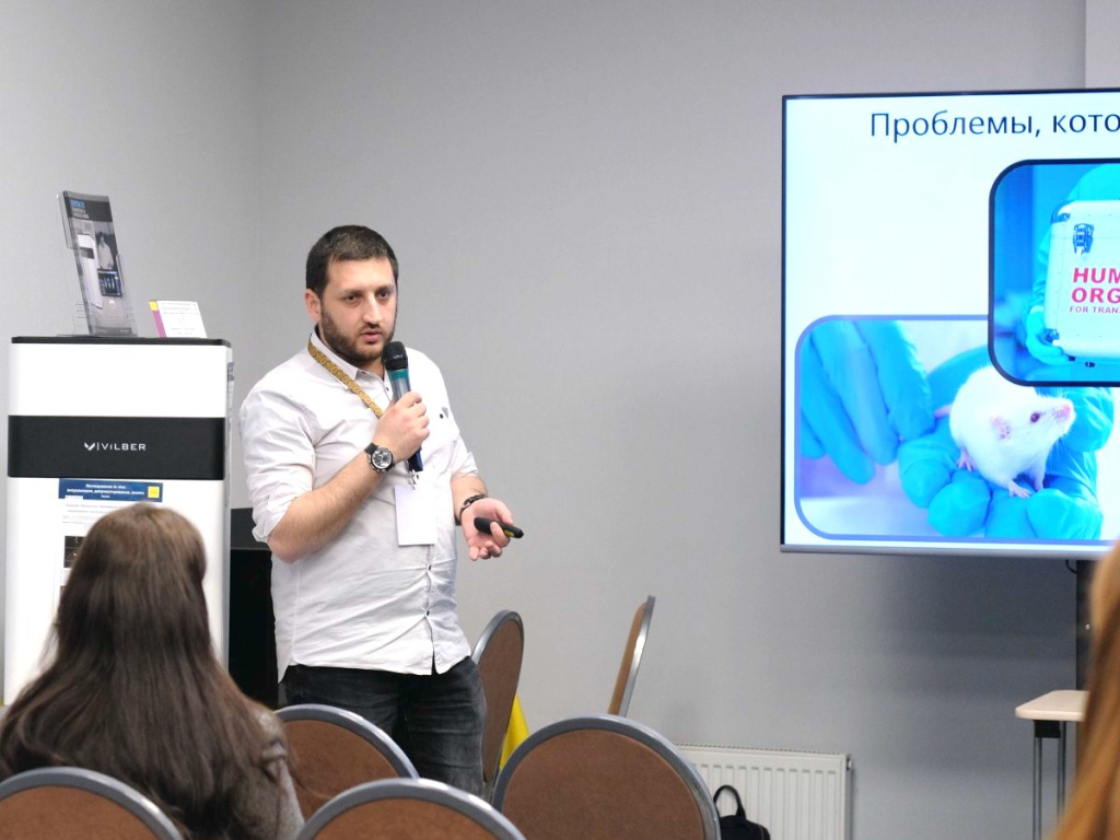 Соучредитель компании FoldInk (Армения) Ваган Григорян с презентацией о применении биопринтеров и биочернил в биомедицинских исследованиях