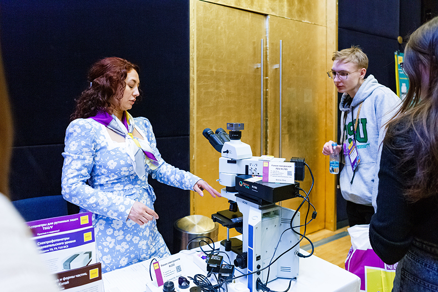 Демонстрация Раман-спектрометра в секции "Спектральное, электрохимическое и весовое оборудование"