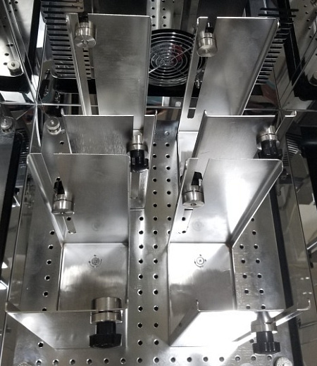 Зажим для штабелирования планшетов позволяет устанавливать до четырех планшетов в колону внутри камеры шейкера-инкубатора Labwit