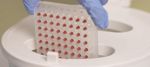 Загрузка ПЦР-планшета в центрифугу SMP-2