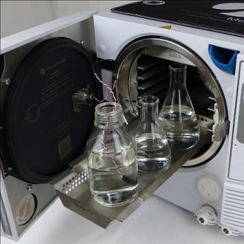 Лоток позволяющий комбинировать колбы разного объема